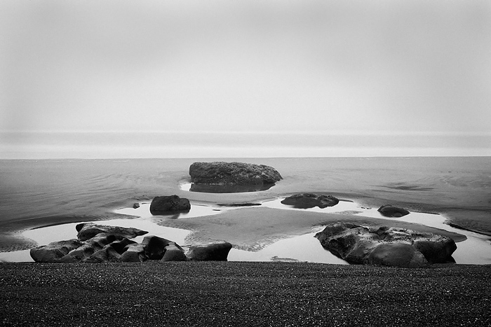 Large intertidal boulders form a zen-like arrangement on the sands of Beach Three.&nbsp;